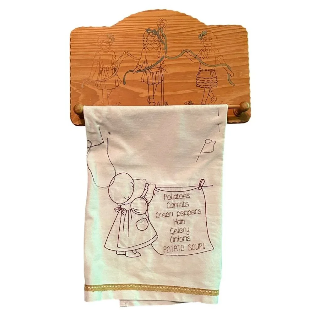 Vtg Wooden Towel Holder Maypole Dancing Plaque With Embroidered Recipe TeaCloth